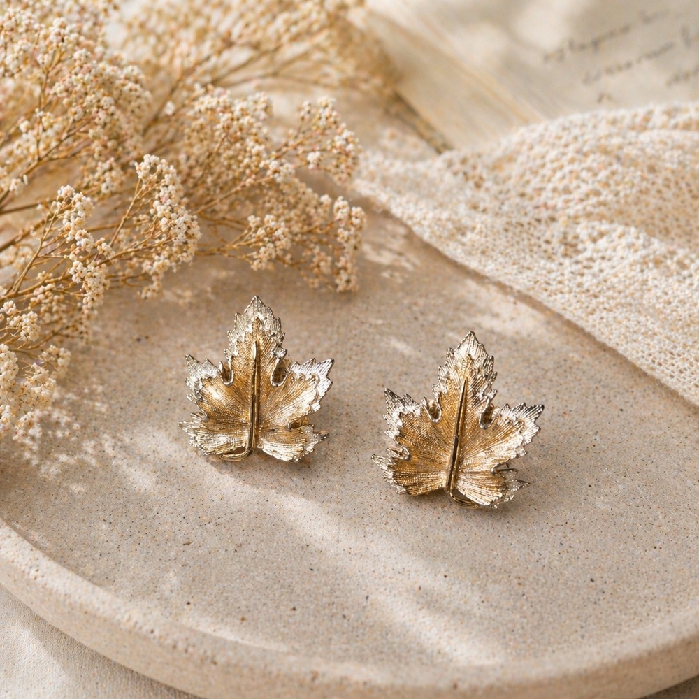Sarah Coventry Leaf Clip Earrings Gold Tone Textured Maple Vintage 1960s OS‎